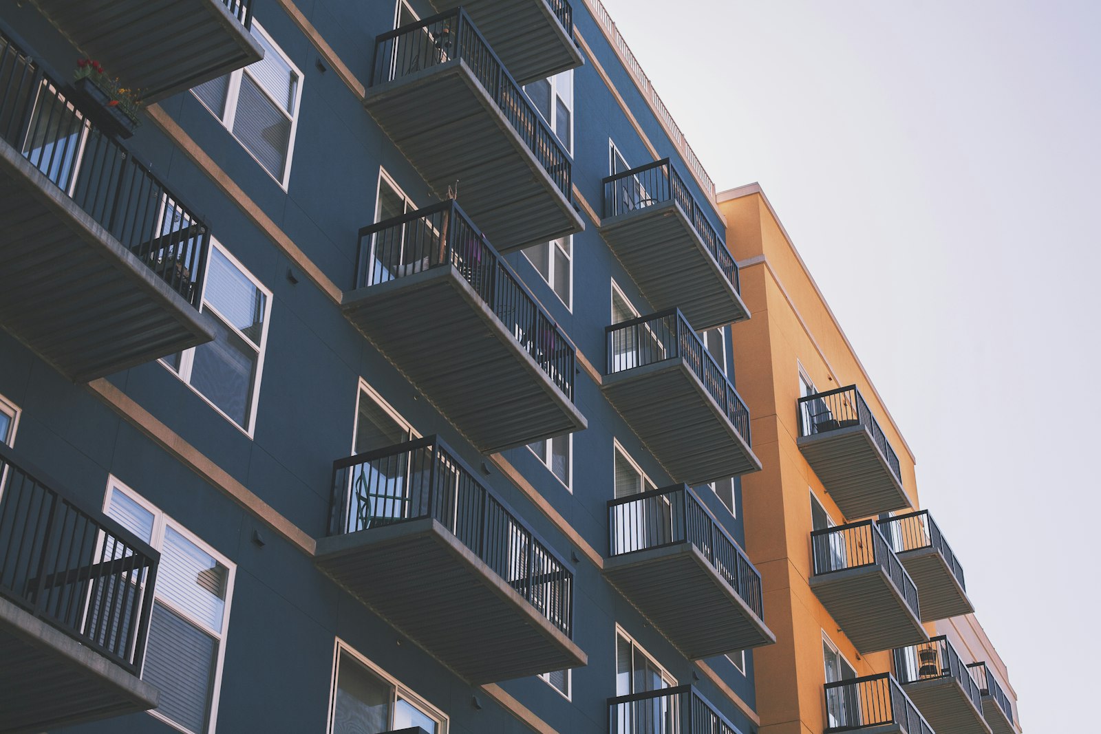 Edificio residencial de apartamentos con balcones — seguro de condominio